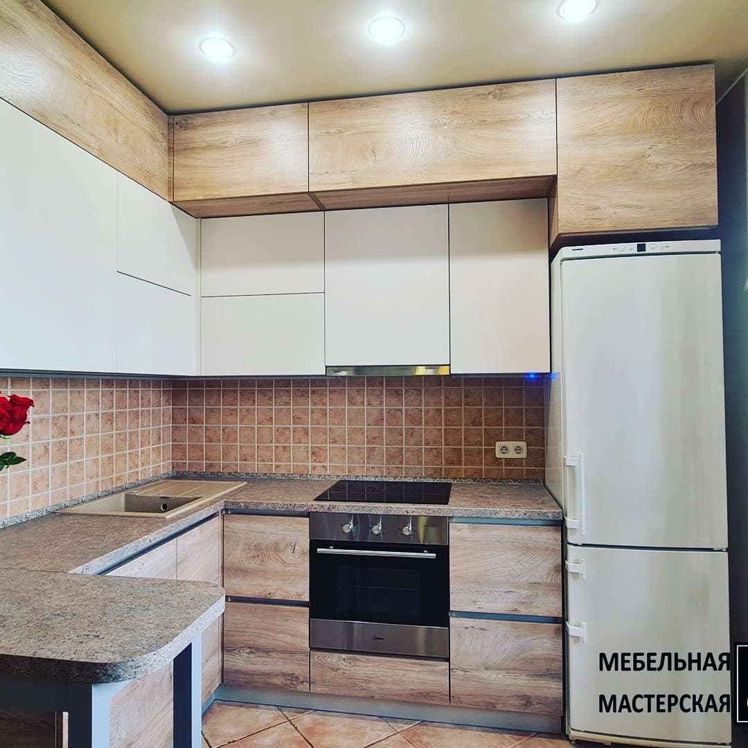Кухня 6 кв.м с маленькой барной стойкой и фасадами под дерево в нейтральной палитре