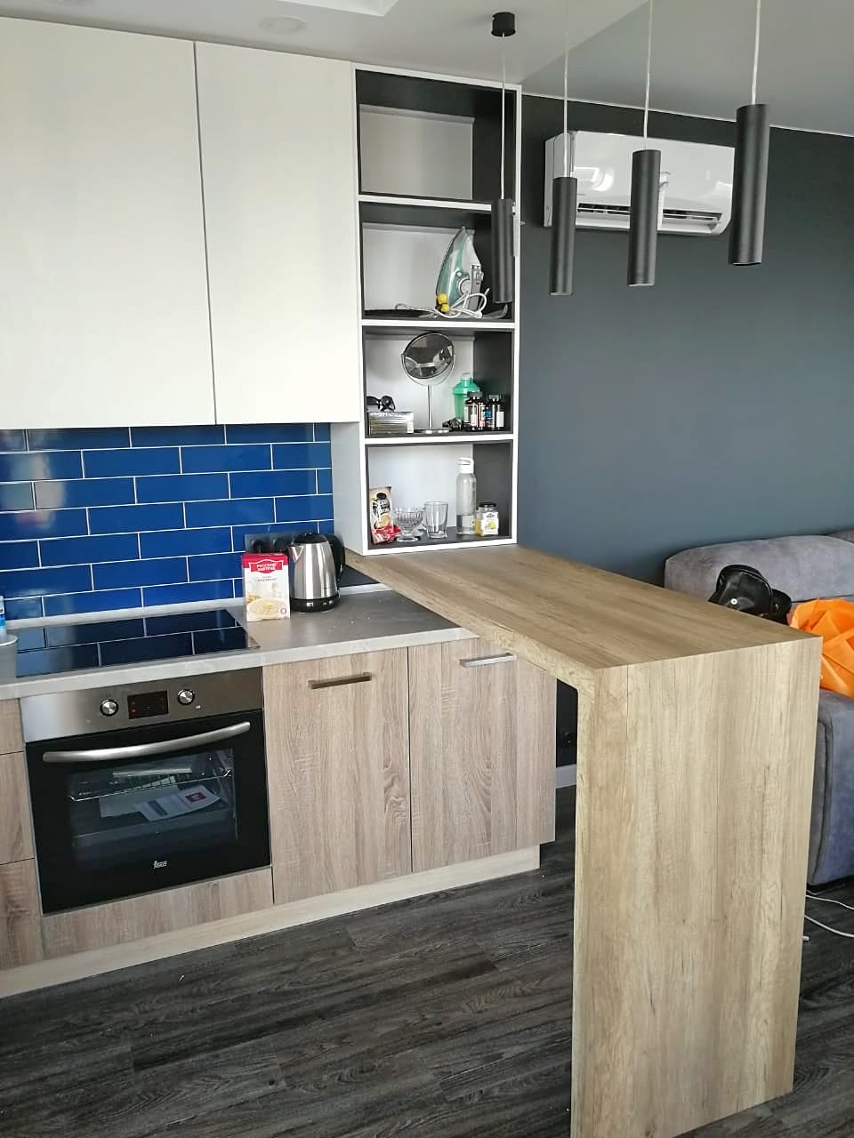 Угловая кухня 5 м2 с фасадами под камень и барной стойкой