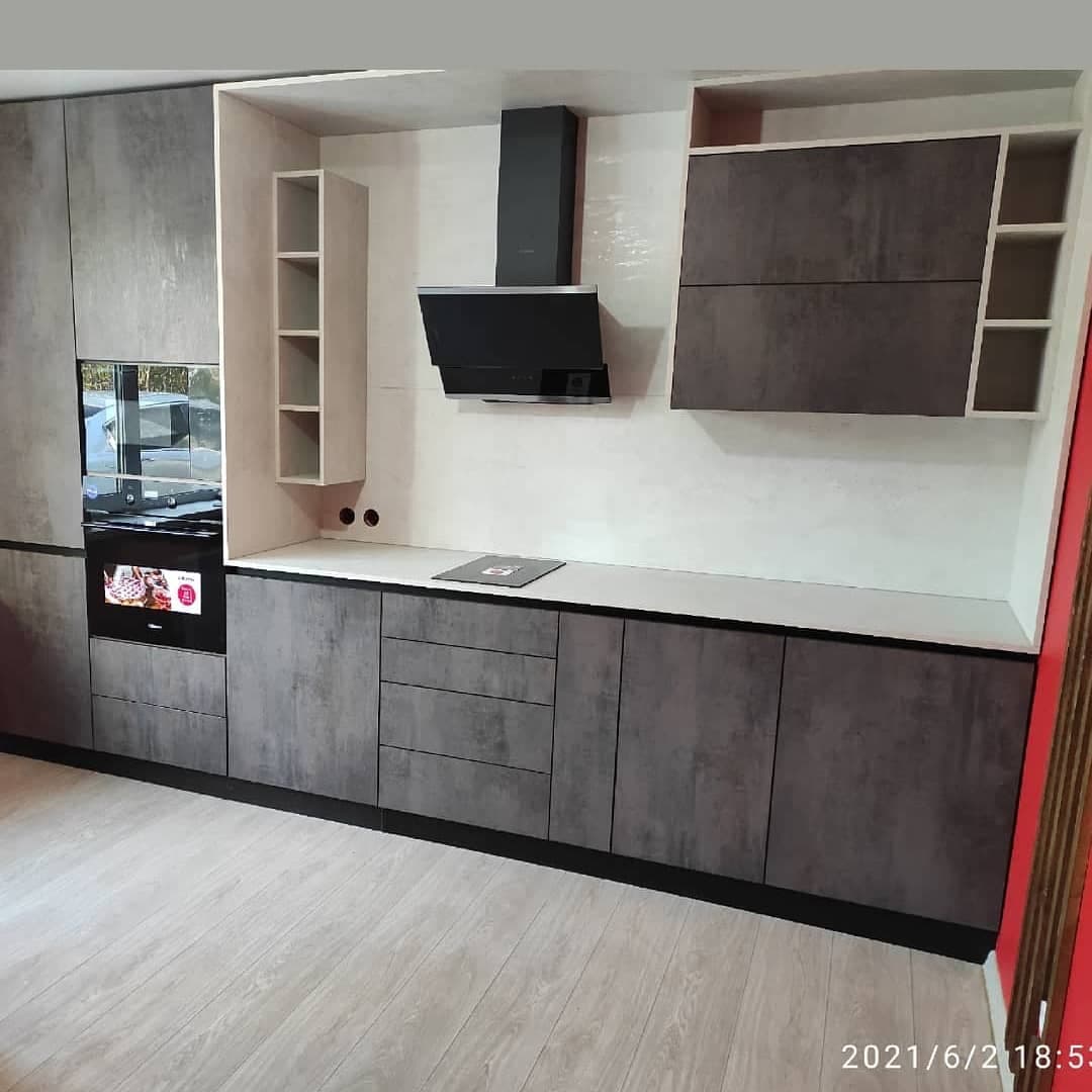Прямая кухня с островом и открытыми полками в антрацитово-светлой палитре