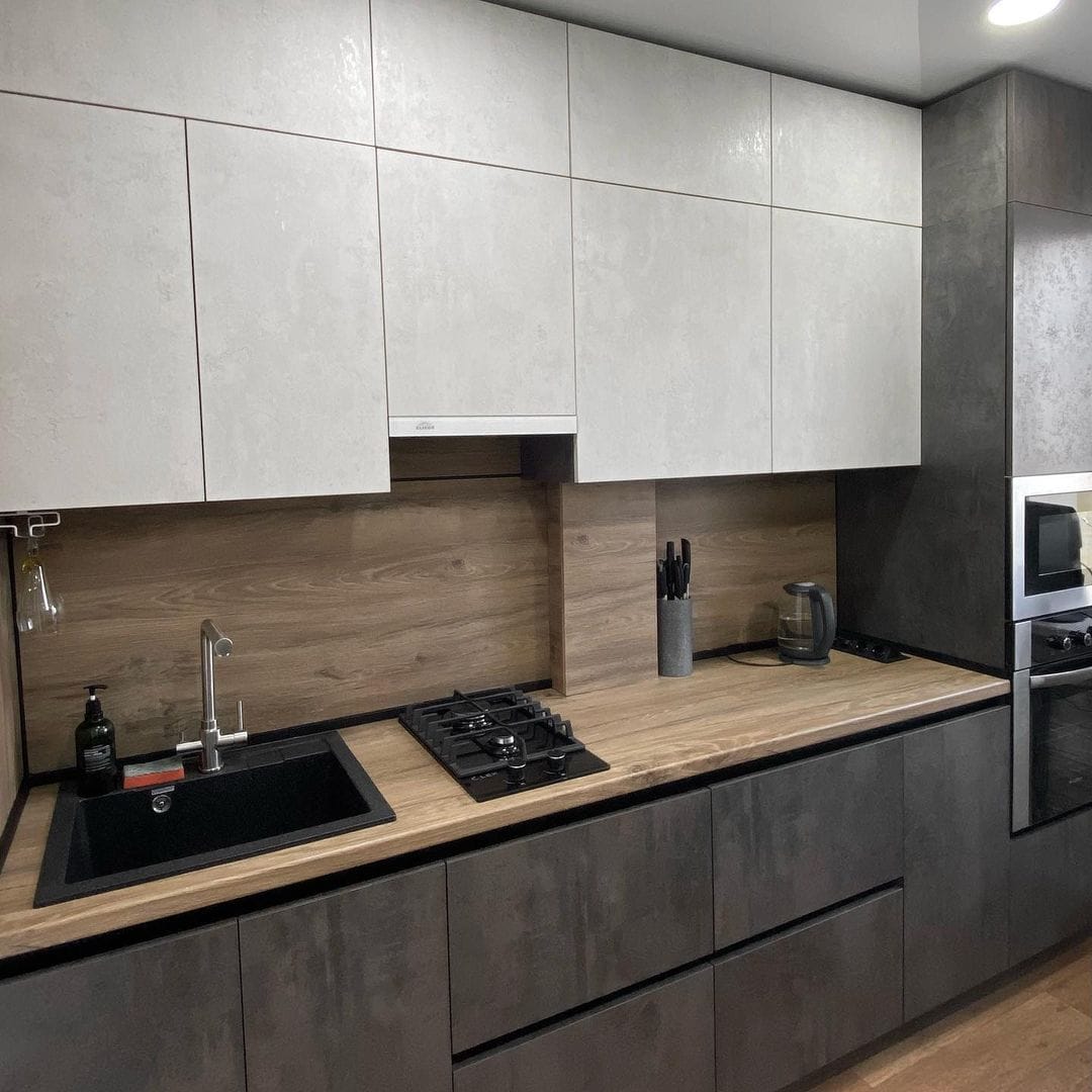 Современная кухня в серо-белой гамме с фасадами под камень