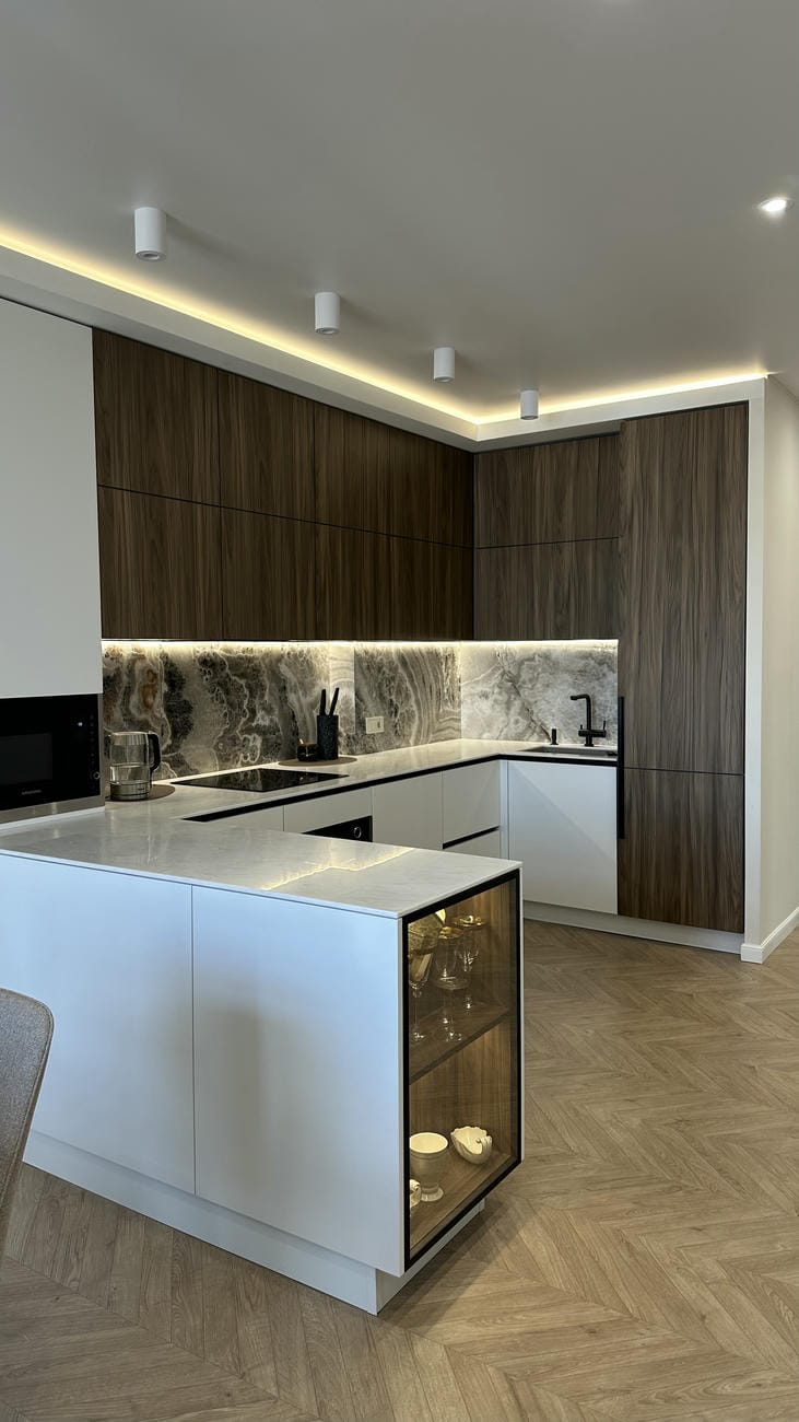 Дизайн П-образной кухни 12 кв.м с древесными фасадами