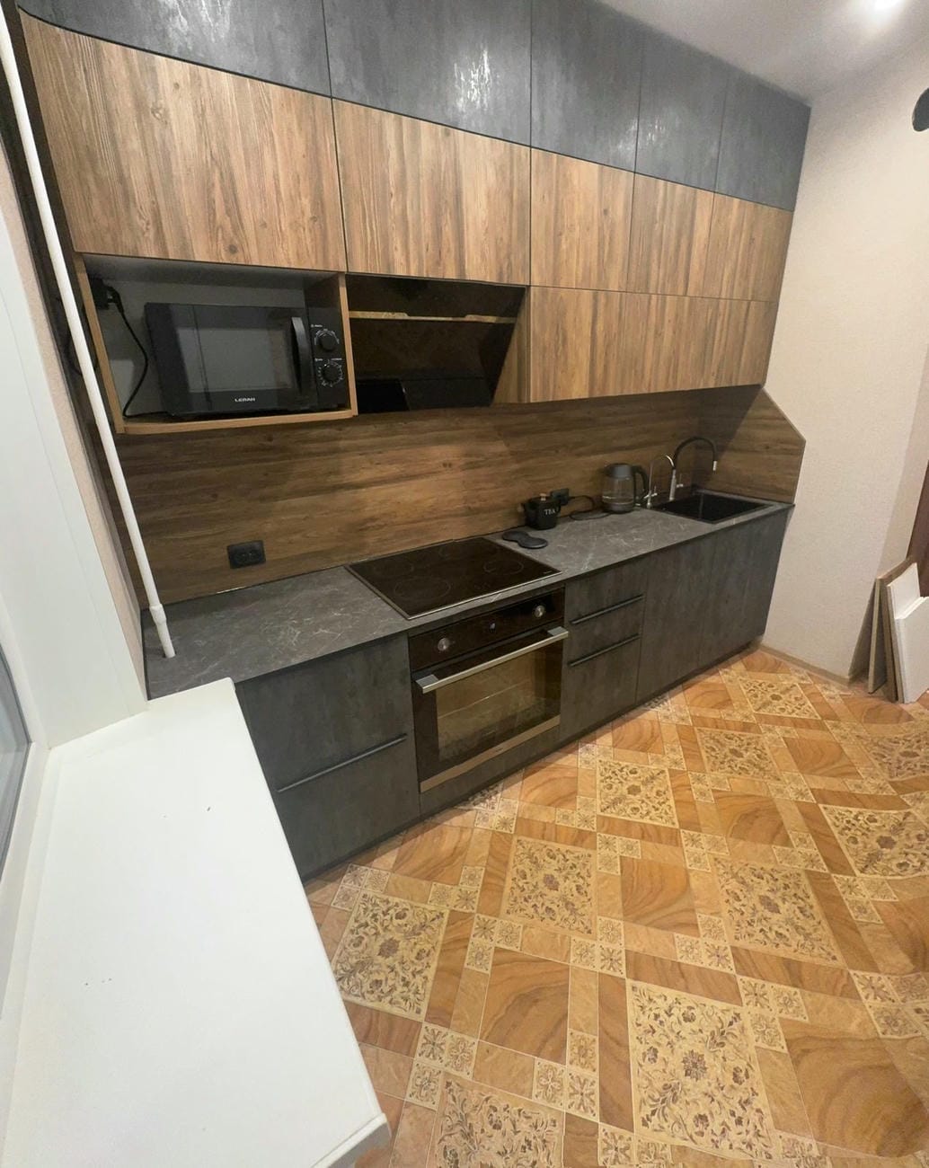 Интерьер серой прямой кухни 10 кв.м с фасадами под камень