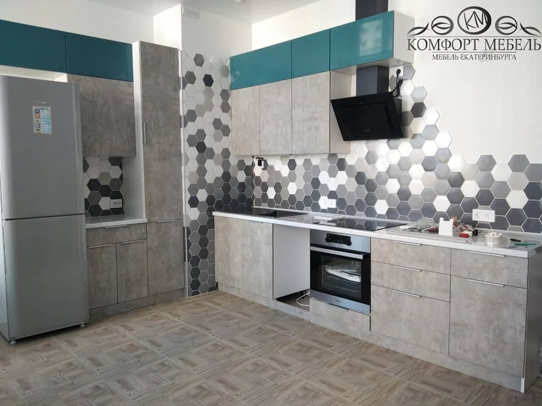 Кухня в серо-бирюзовой гамме с плиточным фартуком и матовыми фасадами